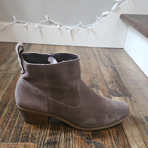 Vionic Women's Buttery Soft‎ Suede Leather Ankle Boots - Picture 4 of 10